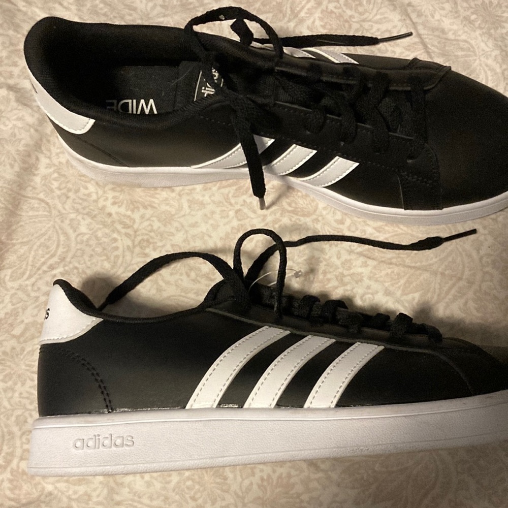 Brand new . Size 7 WIDE , fits like a 71/2 though.